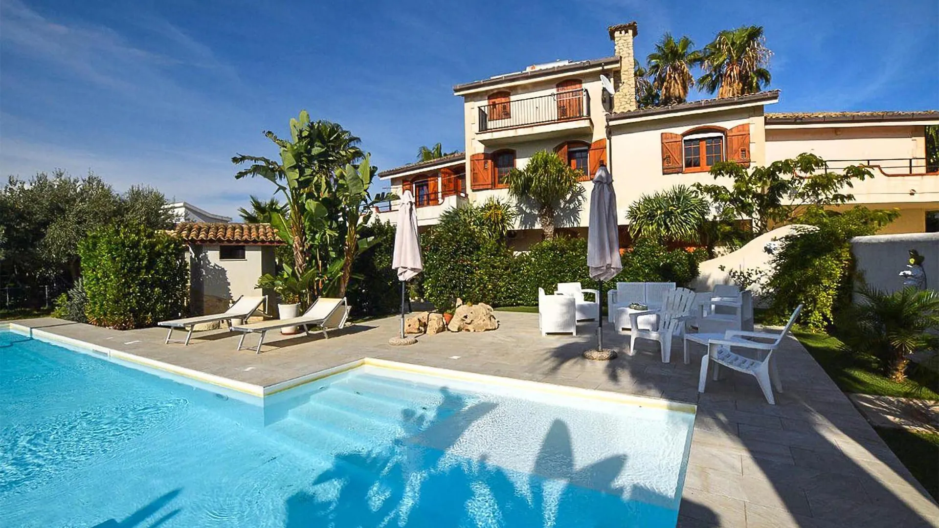 Gorgeous Home In Noto With Kitchenette